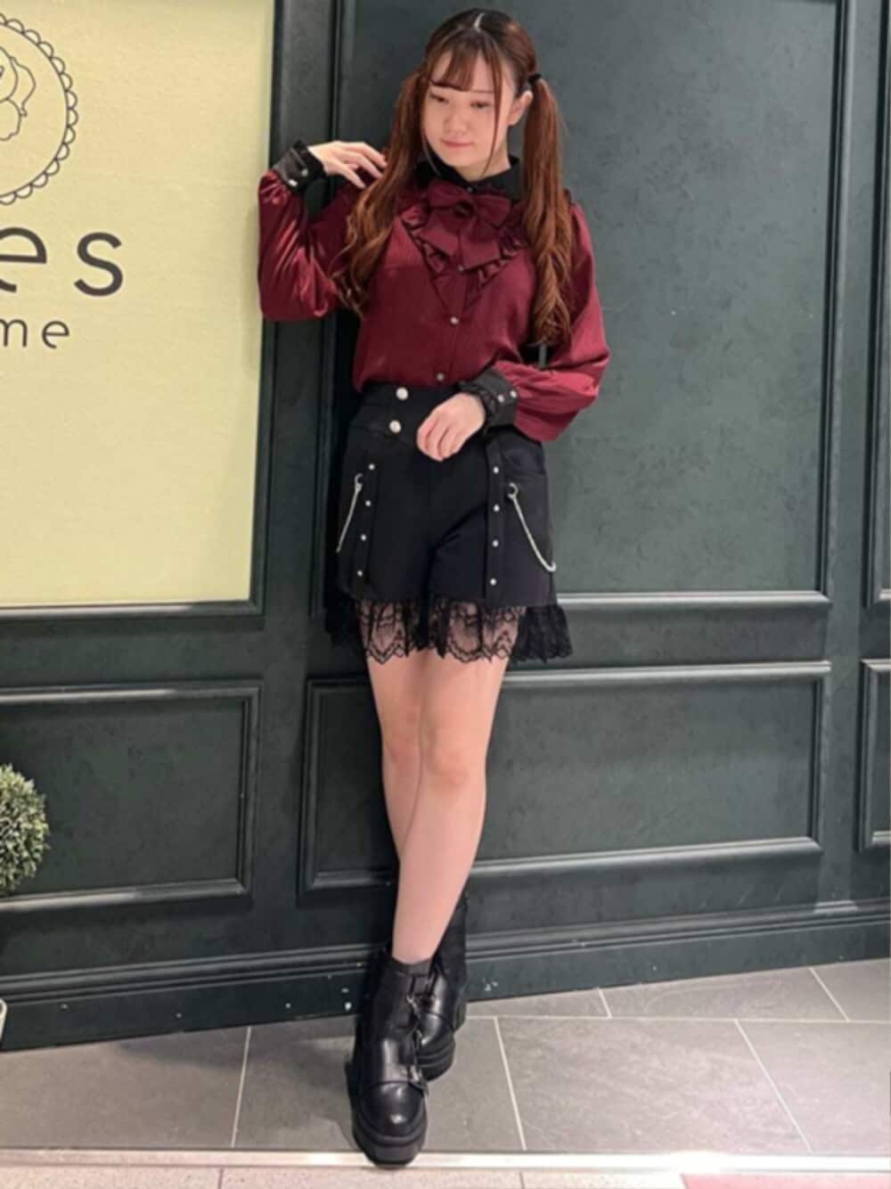 ブラック系のその他パンツ、レッド系のシャツ/ブラウス、ブラック系のブーツを着用したレディースの秋コーディネートの1枚目の写真