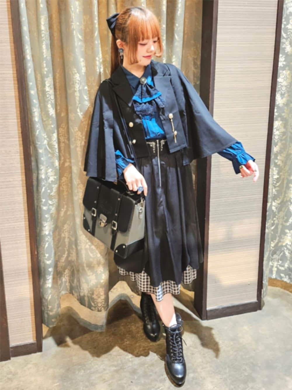 マント風ケープジャケットを使った人気ファッション