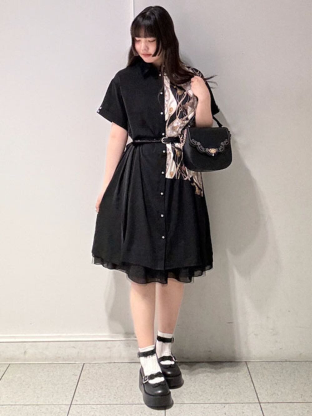 「axes femme、高身長女子、高身長、骨格ストレート、イエベ秋、スカーフ柄、ワンピース、厚底シューズ、夏コーデ、大人カジュアルコーデ」｜「axes femmeのリボンスカラ刺繍ポシェット（ショルダーバッグ、ブラック系）」を使った、axes femmeさん（レディース・179cm）の夏コーディネートの1枚目の写真