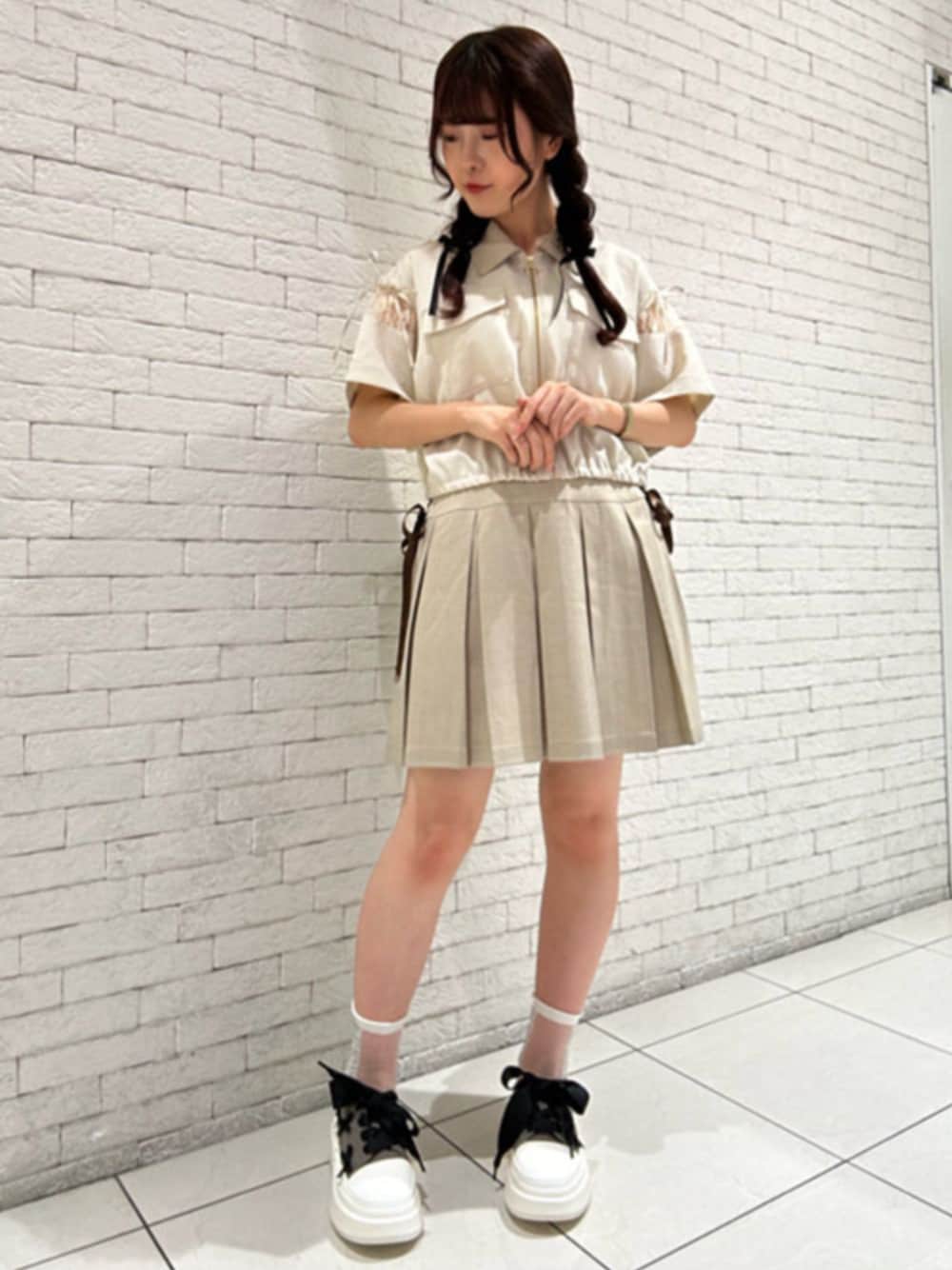 「axes femme、低身長、低身長コーデ、夏コーデ、セットアップ、韓国ファッション、スニーカー、お出かけコーデ、ワントーンコーデ」｜「axes femmeの吸水速乾肩レースリブタンク（タンクトップ、ホワイト系）」を使った、axes femmeさん（レディース・153cm）の夏コーディネートの1枚目の写真