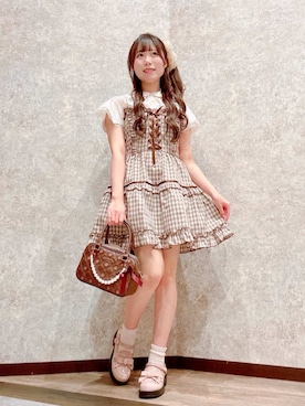 「axes femme（アクシーズファム）のチャーム付ローズキルトバッグ（ボストンバッグ、ブラウン系）」を使った、axes femmeさん（レディース・165cm）の夏コーディネート
