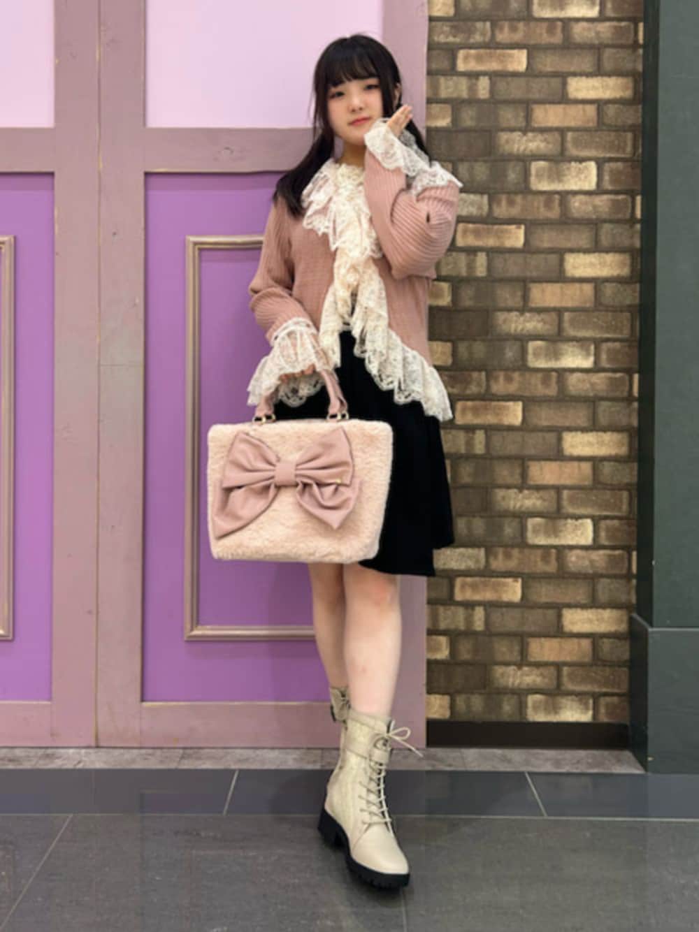「axes femme、低身長、低身長コーデ、ニット、冬コーデ、お出かけコーデ、大人かわいい、ニットカーディガン、ピンク×ブラック、ファーバッグ」｜「axes femmeのブローチ付タックプリーツスカート（スカート、ブラック系）」を使った、axes femmeさん（レディース・145cm）の秋コーディネートの1枚目の写真