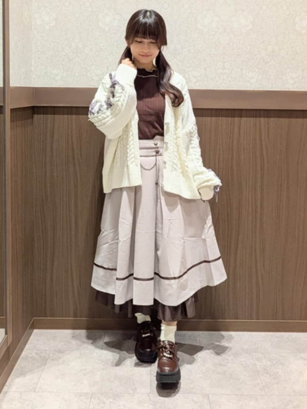 ブラウン系のパンプス、ブラウン系のTシャツ/カットソー、ホワイト系のカーディガン/ボレロを着用したレディースの秋コーディネートの1枚目の写真