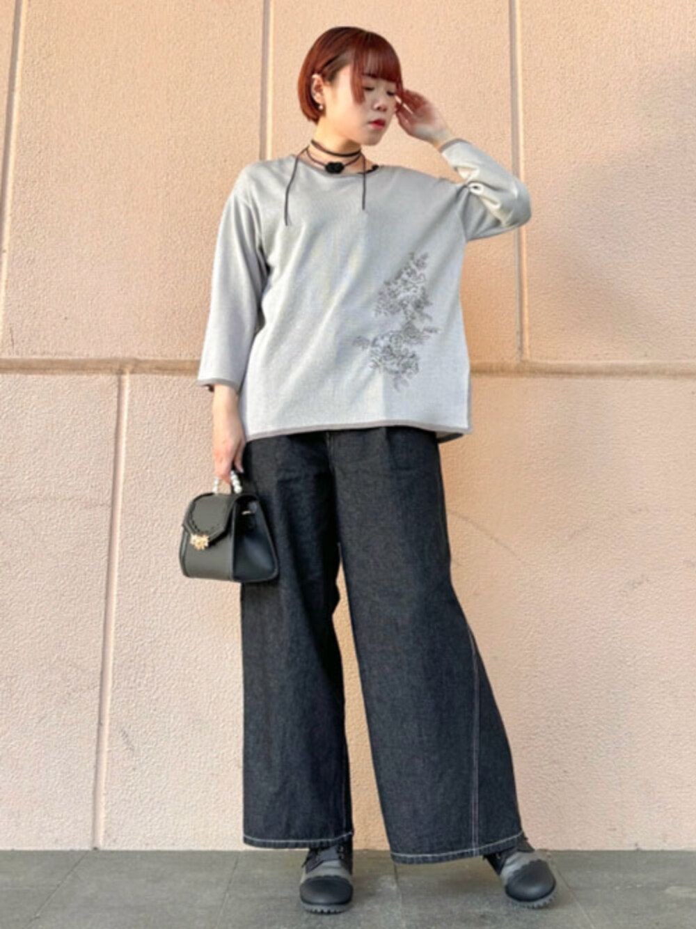 「axes femme、高身長女子、高身長コーデ、秋コーデ、シアートップス、レイヤードスタイル、デニム、ゆるコーデ、大人カジュアル」｜「axes femmeの３ＷＡＹ総レースタンク（タンクトップ、ブラック系）」を使った、axes femmeさん（レディース・165cm）の秋コーディネートの1枚目の写真