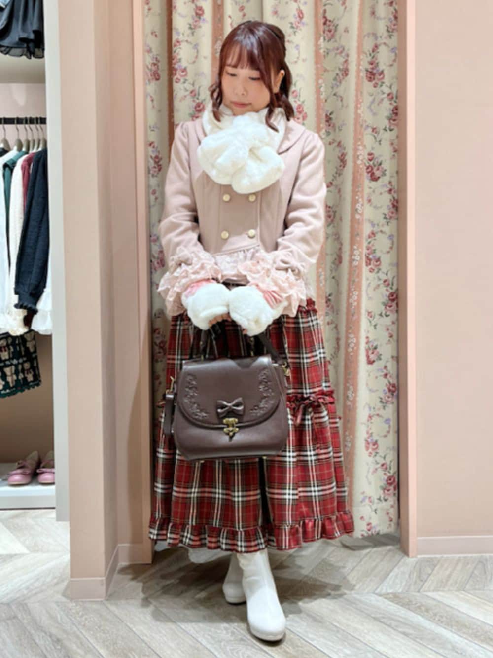 「axes femme、axes femme POETIQUE、低身長、低身長コーデ、低身長女子、ガーリー、イエベ春、骨格ウェーブ、冬コーデ、お出かけコーデ、大人可愛い」｜「axes femme POETIQUEのクラシカル型押しバッグ（ショルダーバッグ、ブラウン系）」を使った、axes femmeさん（レディース・153cm）の秋コーディネートの1枚目の写真