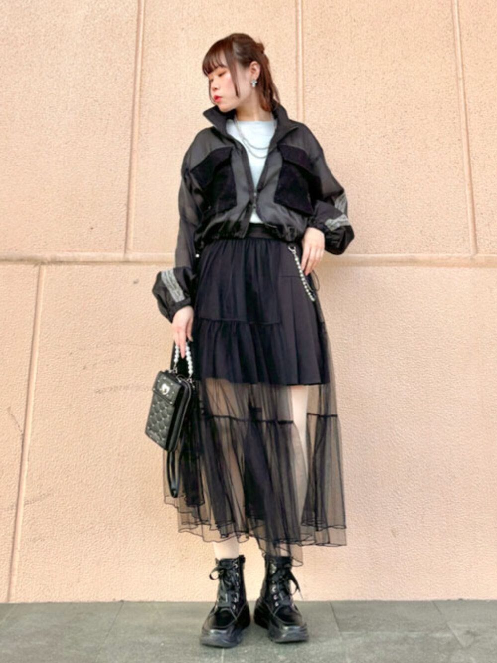 「axes femme、シンプルコーデ、スポーツミックス、大人カジュアル、モノトーン、ショルダーバッグ、お出かけコーデ、スニーカー、休日スタイル、春アウター、大人女子」｜「axes femmeのハート刺繍スマホポシェット（ショルダーバッグ、ブラック系）」を使った、axes femmeさん（レディース・165cm）の春コーディネートの1枚目の写真