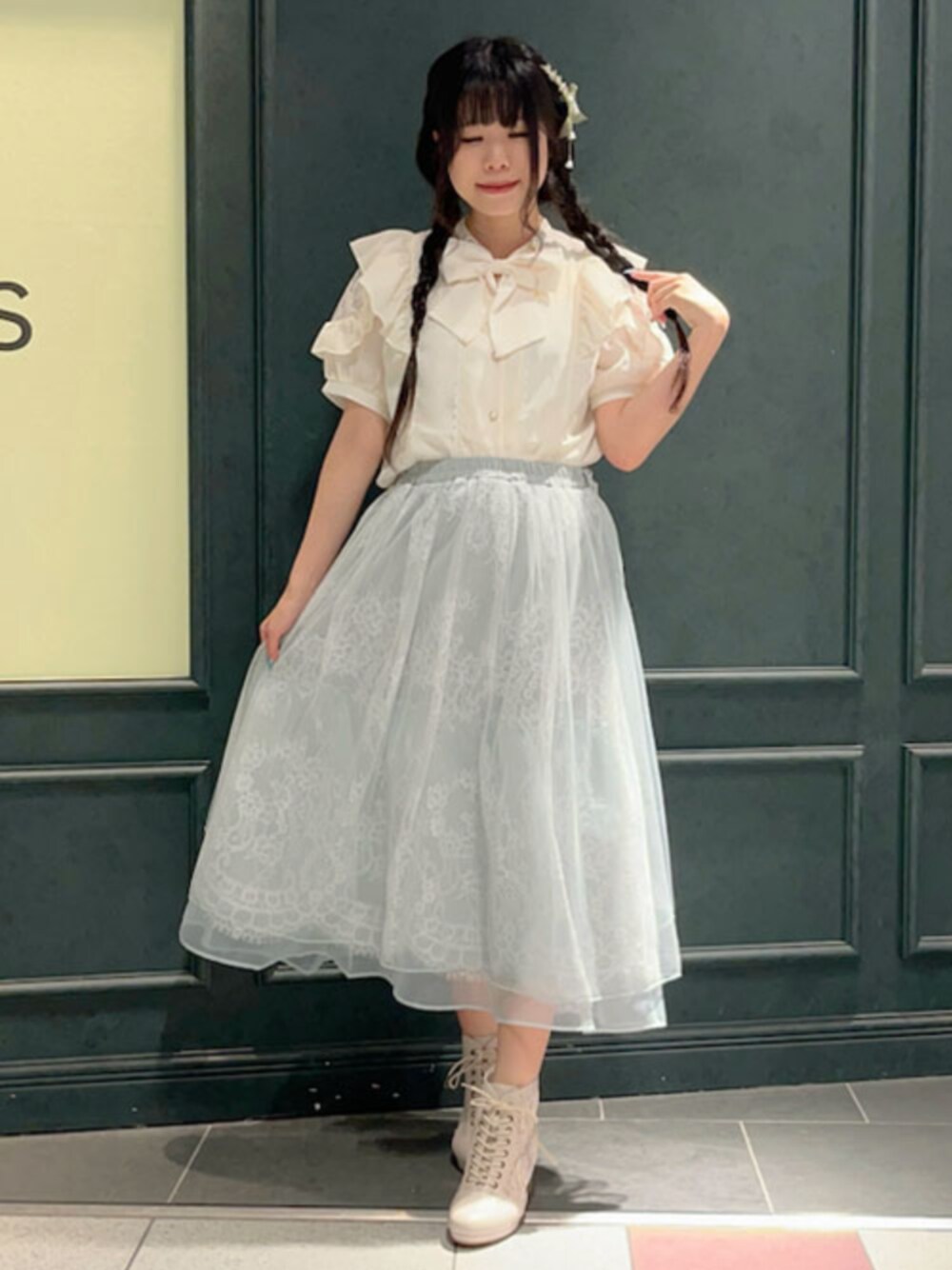 「axes femme、axes femme POETIQUE、低身長、低身長コーデ、夏コーデ、夏ファッション、ガーリー、ガーリーコーデ、テーマパークコーデ、フリル、リボン、ブーツ」｜「axes femme POETIQUEのリボン付スタンド襟フリルブラウス（シャツ/ブラウス、ホワイト系）」を使った、axes femmeさん（レディース・154cm）の夏コーディネートの1枚目の写真