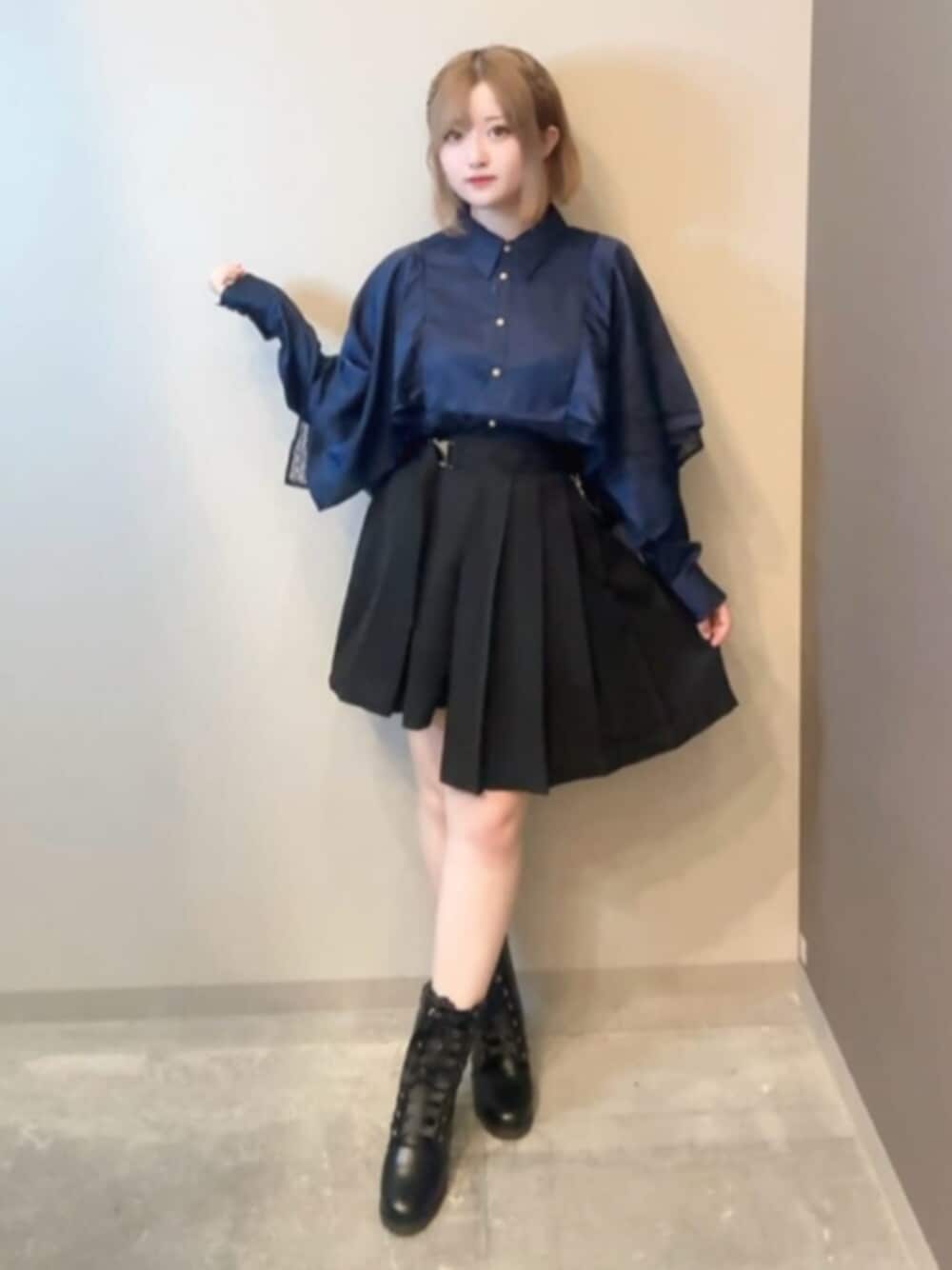 その他のその他パンツ、ブラック系のブーツ、ブルー系のシャツ/ブラウスを着用したレディースの秋コーディネートの1枚目の写真