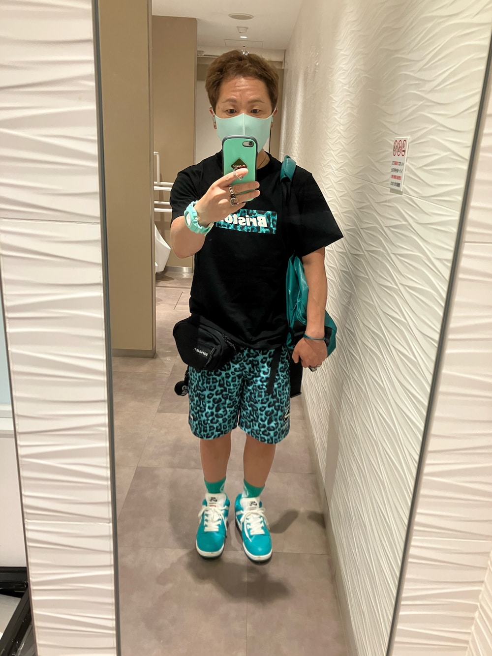 ブラック系のTシャツ/カットソー、グリーン系のドラムバッグ、ブルー系のその他パンツを着用したメンズの夏コーディネートの1枚目の写真