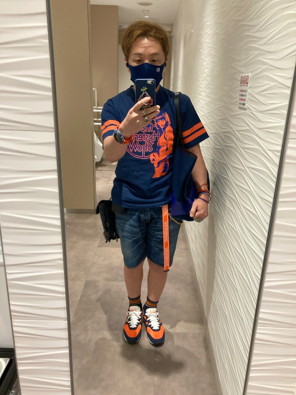 ブルー系のTシャツ/カットソー、ブルー系のトートバッグ、ブルー系のデニムパンツを着用したメンズの秋コーディネートの1枚目の写真