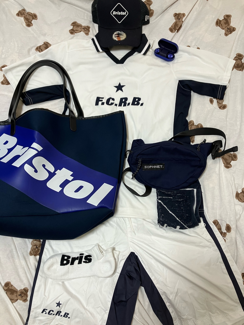 ホワイト系のTシャツ/カットソー、ブルー系のトートバッグ、ブルー系のボディバッグ/ウエストポーチを着用したメンズの夏コーディネートの1枚目の写真