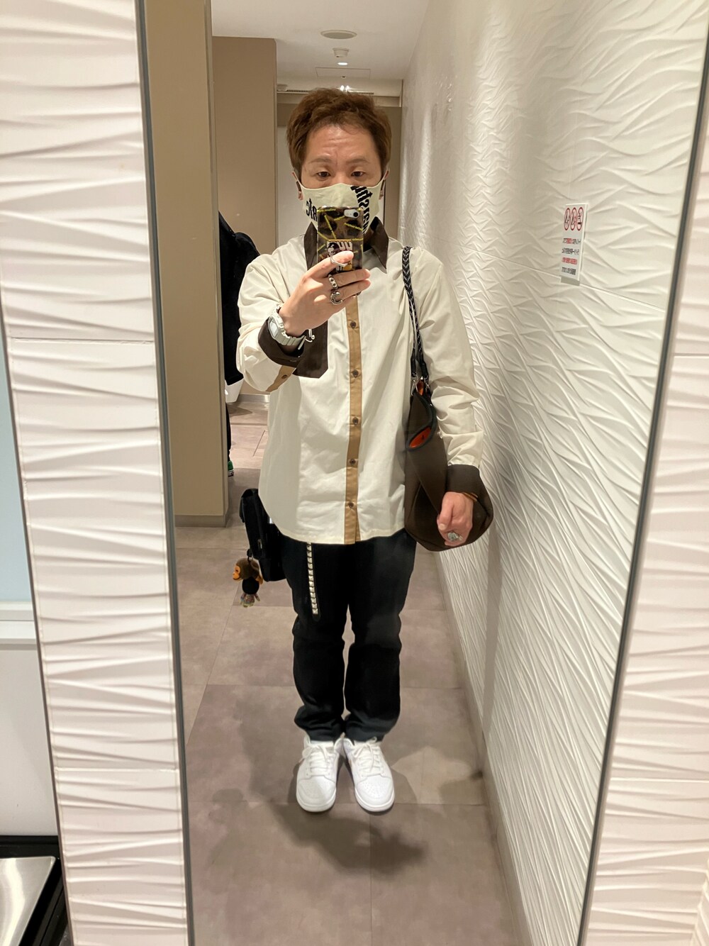 「MILKBOY、茶系、メイドさんウケ狙い、多分私しかやってない、マスクまでコーディネート、スマホカバー＆フォーンリング、顔でかい、低身長、小太りのおっさん、極端な若作り、イヤホン、Master&dynamic」｜「MILKBOYのTRI-COLOR SHIRTS（シャツ/ブラウス、その他）」を使った、名和 賢悟さん（メンズ・159cm）の秋コーディネートの1枚目の写真