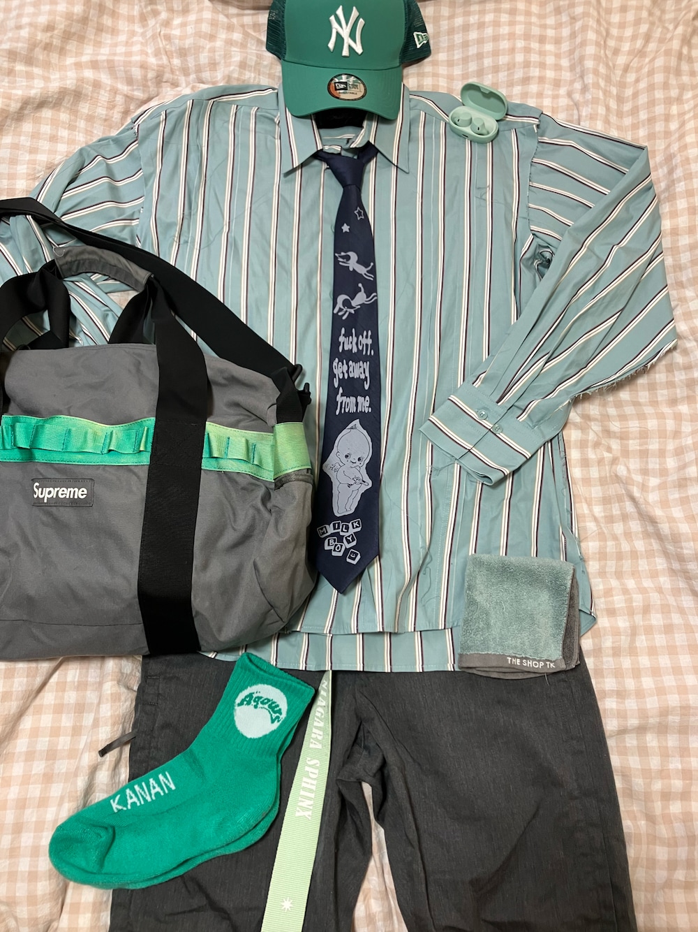 その他のシャツ/ブラウス、グレー系のドラムバッグ、グレー系のその他パンツを着用したメンズの夏コーディネートの1枚目の写真
