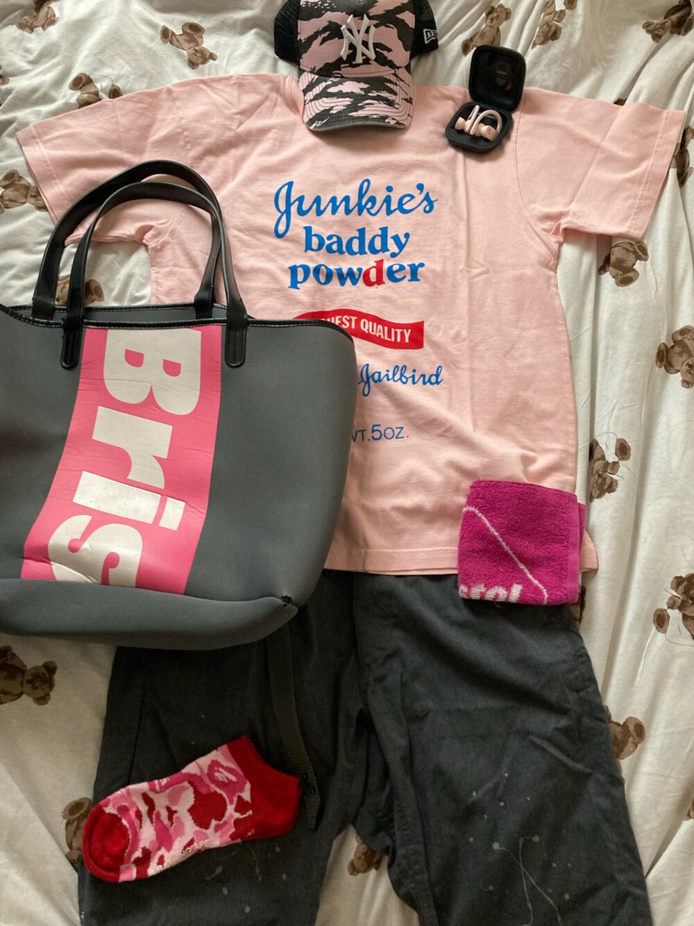 ピンク系のTシャツ/カットソー、グレー系のトートバッグ、グレー系のその他パンツを着用したメンズの秋コーディネートの1枚目の写真