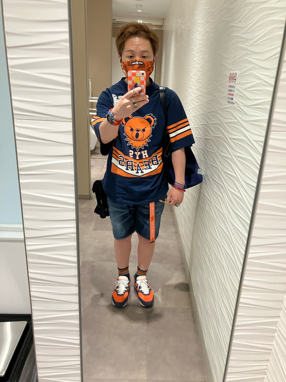 ブルー系のTシャツ/カットソー、ブルー系のトートバッグ、ブルー系のデニムパンツを着用したメンズの夏コーディネートの1枚目の写真