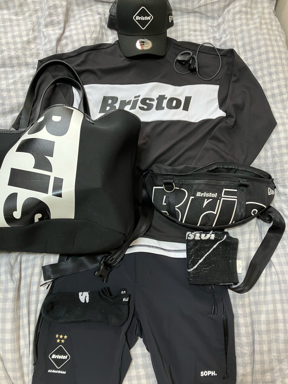 ブラック系のTシャツ/カットソー、ブラック系のトートバッグ、ブラック系のボディバッグ/ウエストポーチを着用したメンズの夏コーディネートの1枚目の写真