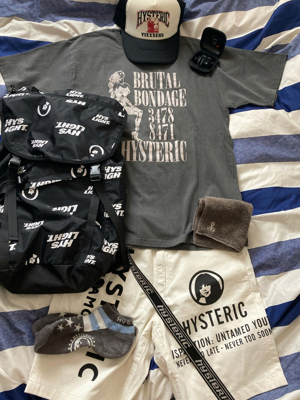 グレー系のTシャツ/カットソー、ブラック系のバックパック/リュック、ホワイト系のその他パンツを着用したメンズの夏コーディネートの1枚目の写真