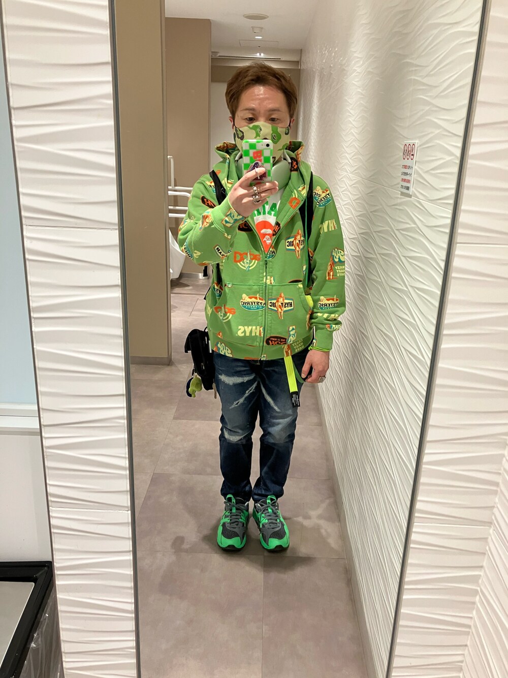 グリーン系のパーカー、ホワイト系のTシャツ/カットソー、グリーン系のバックパック/リュックを着用したメンズの春コーディネートの1枚目の写真