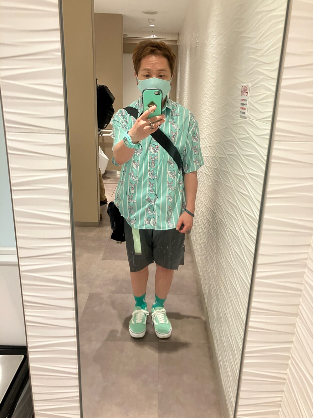 その他のシャツ/ブラウス、グレー系のドラムバッグ、グレー系のその他パンツを着用したメンズの夏コーディネートの1枚目の写真