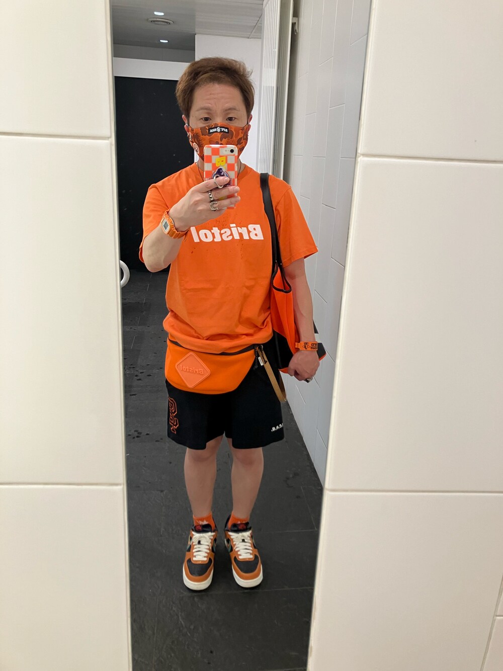 「F.C.Real Bristol、夏だ！Tシャツ着よう！、ジジイのウエストポーチ使い、オレンジ×ブラック、変態ツートーンコーデ、マスクまでコーディネート、スマホカバー＆フォーンリング、顔でかい、低身長、小太りのジジイ、50代コーデ、極端な若作り、イヤホン、SONY」｜「F.C.Real Bristolのアイテム（Tシャツ/カットソー、オレンジ系）」を使った、名和 賢悟さん（メンズ・159cm）の夏コーディネートの1枚目の写真
