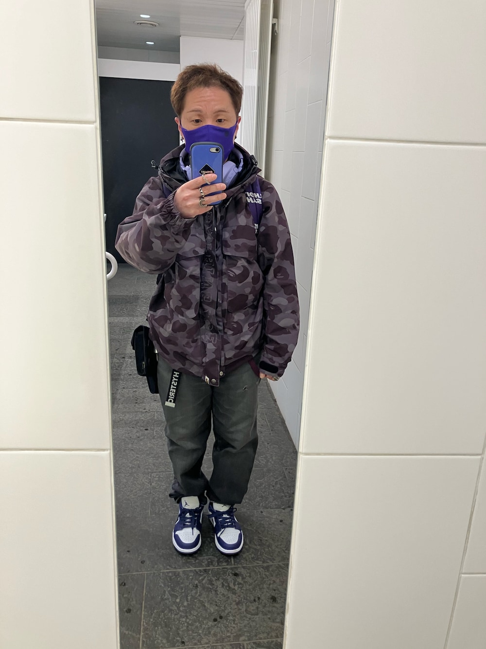 「A BATHING APE、マウンテンパーカー、パープル、変態ワントーンコーデ、マスクまでコーディネート、スマホカバー＆フォーンリング、顔でかい、低身長、小太りのジジイ、50代コーデ、極端な若作り、ヘッドフォン、JBL」｜「A BATHING APEのCOLOR CAMO LOOSE FIT HOODIE JACKET M（ミリタリージャケット、レッド系）」を使った、名和 賢悟さん（メンズ・159cm）の春コーディネートの1枚目の写真