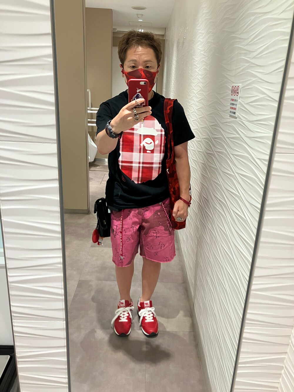 ブラック系のTシャツ/カットソー、レッド系のトートバッグ、ピンク系のカーゴパンツを着用したメンズの夏コーディネートの1枚目の写真