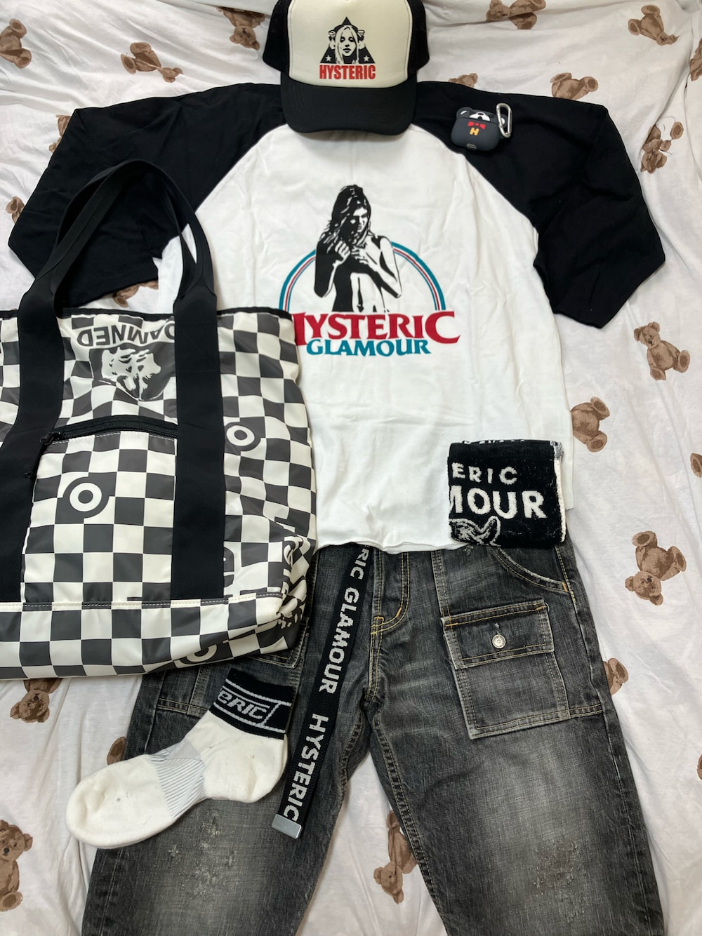 ブラック系のTシャツ/カットソー、ホワイト系のトートバッグ、ブラック系のデニムパンツを着用したメンズの夏コーディネートの1枚目の写真