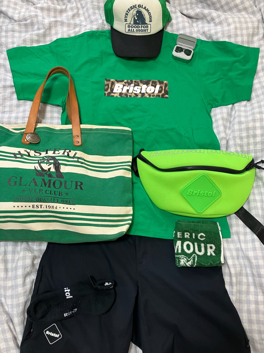 グリーン系のTシャツ/カットソー、グリーン系のトートバッグ、グリーン系のボディバッグ/ウエストポーチを着用したメンズの夏コーディネートの1枚目の写真