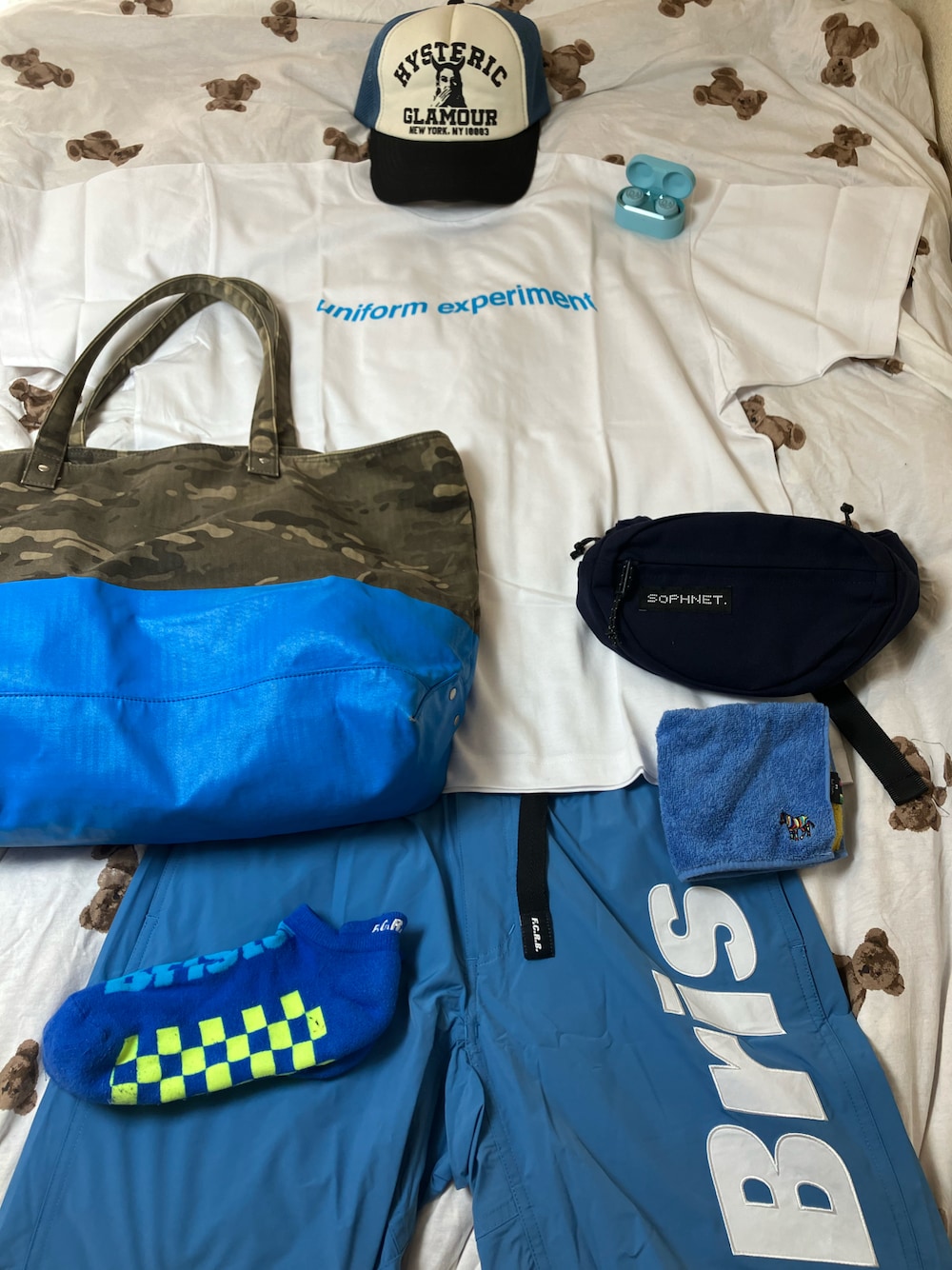 ホワイト系のTシャツ/カットソー、ブルー系のトートバッグ、ブルー系のボディバッグ/ウエストポーチを着用したメンズの秋コーディネートの1枚目の写真