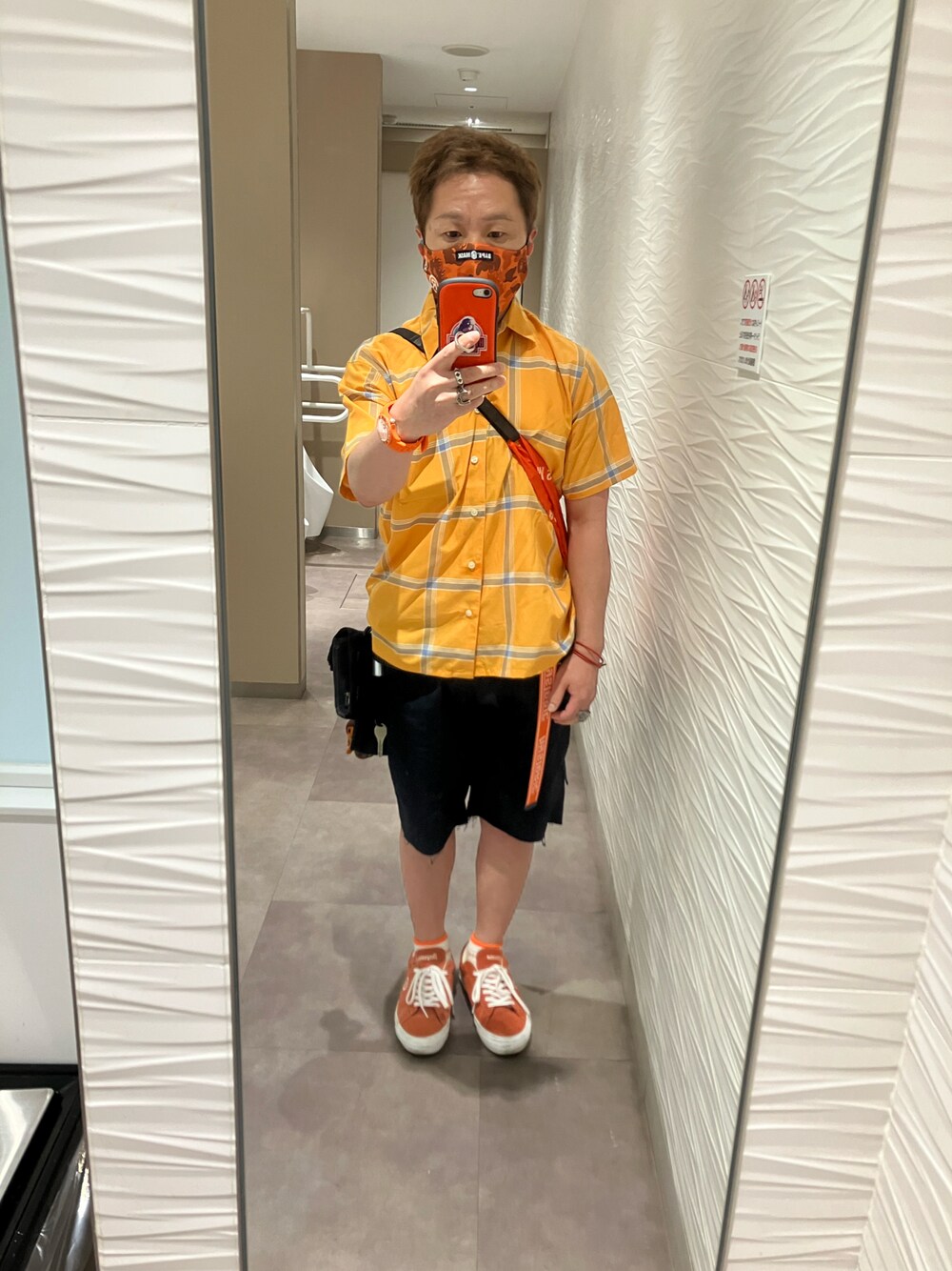 オレンジ系のシャツ/ブラウス、オレンジ系のトートバッグ、ブルー系のその他パンツを着用したメンズの夏コーディネートの1枚目の写真