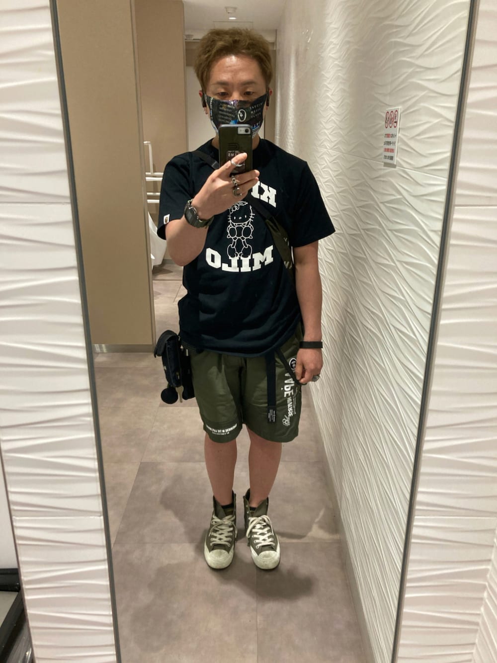 ブラック系のTシャツ/カットソー、グリーン系のトートバッグ、グリーン系のチノパンツを着用したメンズの夏コーディネートの1枚目の写真