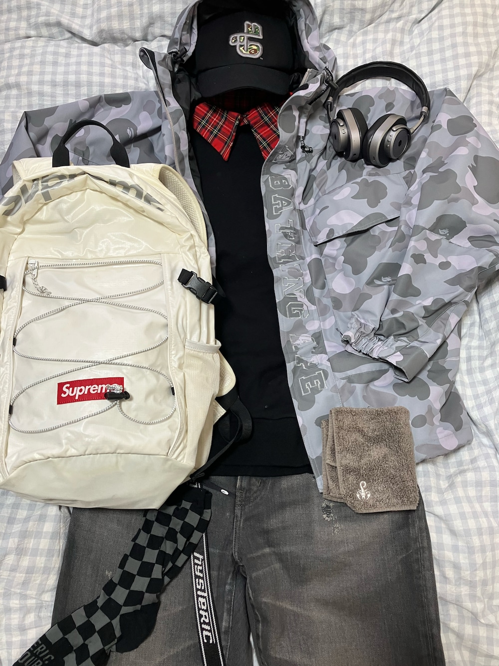 グレー系のミリタリージャケット、その他のスウェット、ホワイト系のバックパック/リュックを着用したメンズの春コーディネートの1枚目の写真