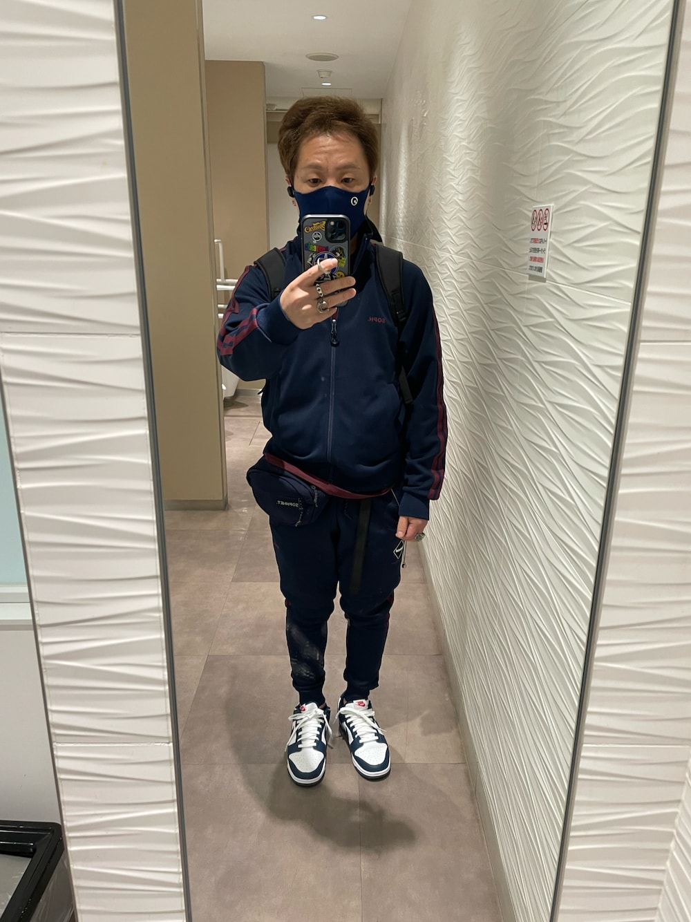 ブルー系のブルゾン、レッド系のTシャツ/カットソー、ブルー系のバックパック/リュックを着用したメンズの秋コーディネートの1枚目の写真