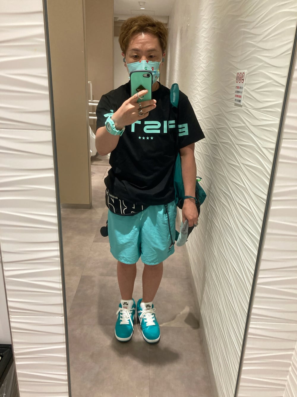 ブラック系のTシャツ/カットソー、グリーン系のドラムバッグ、ブラック系のボディバッグ/ウエストポーチを着用したメンズの夏コーディネートの1枚目の写真