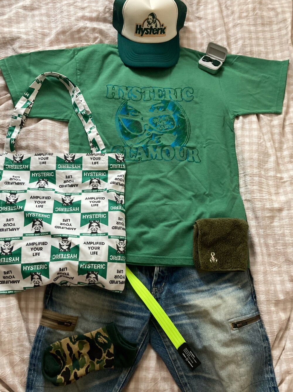 グリーン系のTシャツ/カットソー、グリーン系のトートバッグ、ブルー系のデニムパンツを着用したメンズの夏コーディネートの1枚目の写真