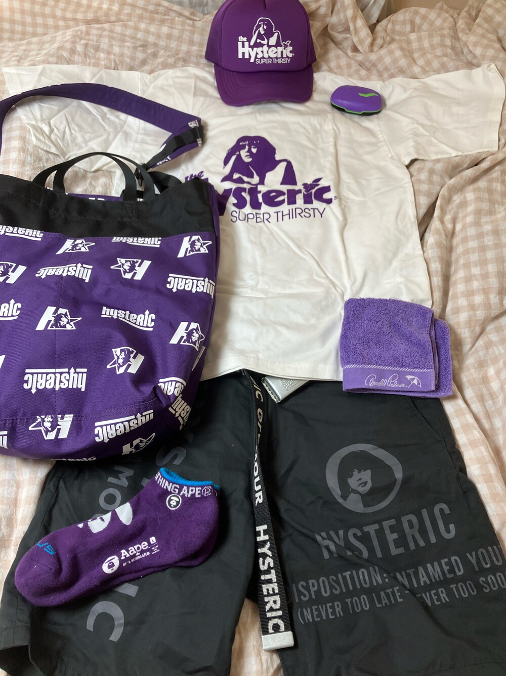 ホワイト系のTシャツ/カットソー、パープル系のトートバッグ、ブラック系のその他パンツを着用したメンズの秋コーディネートの1枚目の写真