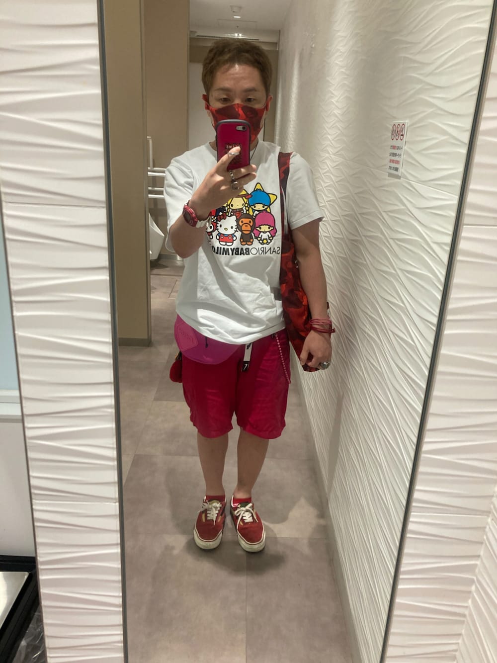ホワイト系のTシャツ/カットソー、レッド系のトートバッグ、ピンク系のボディバッグ/ウエストポーチを着用したメンズの秋コーディネートの1枚目の写真