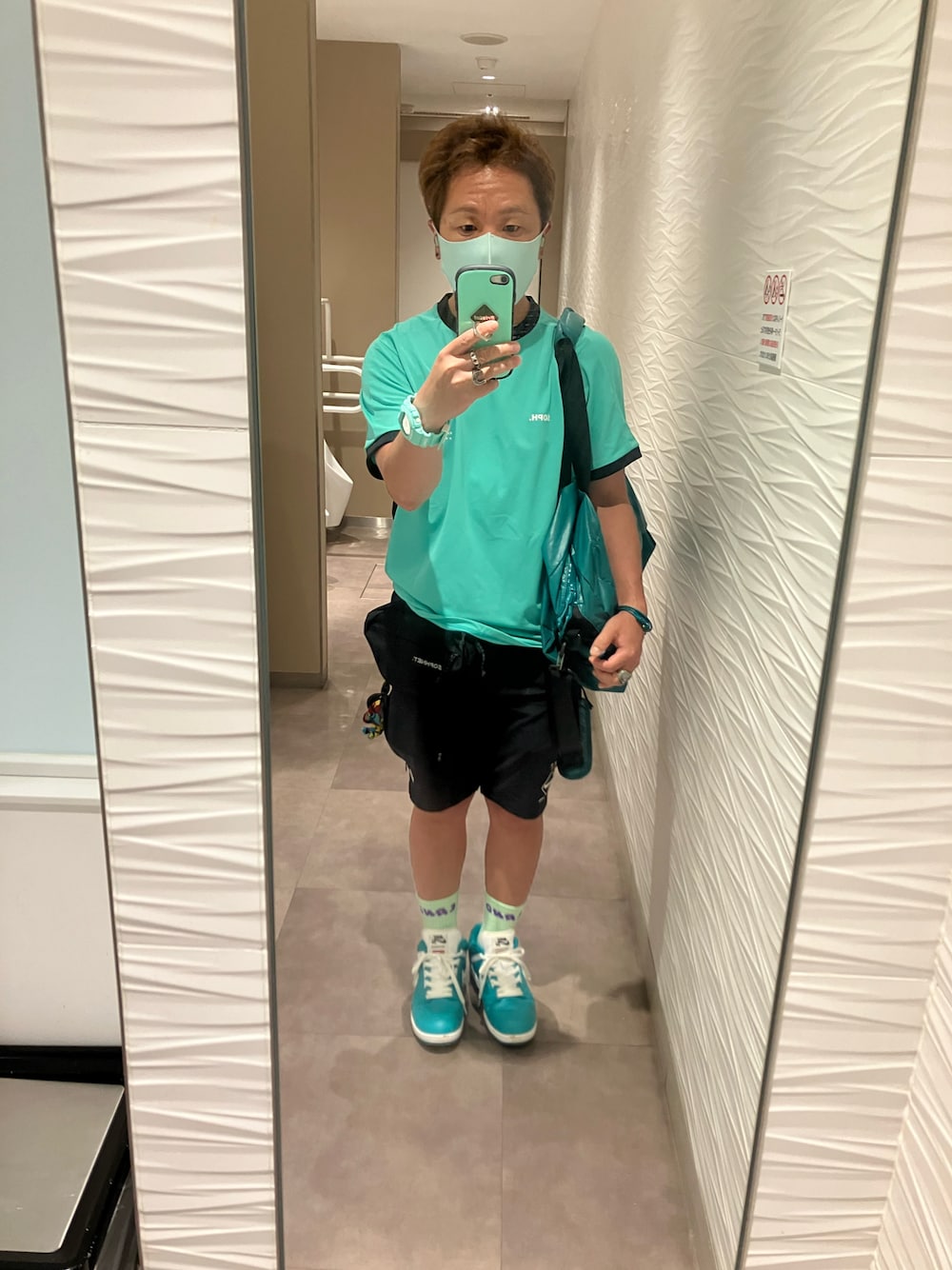 ブルー系のTシャツ/カットソー、グリーン系のドラムバッグ、ブラック系のその他パンツを着用したメンズの夏コーディネートの1枚目の写真