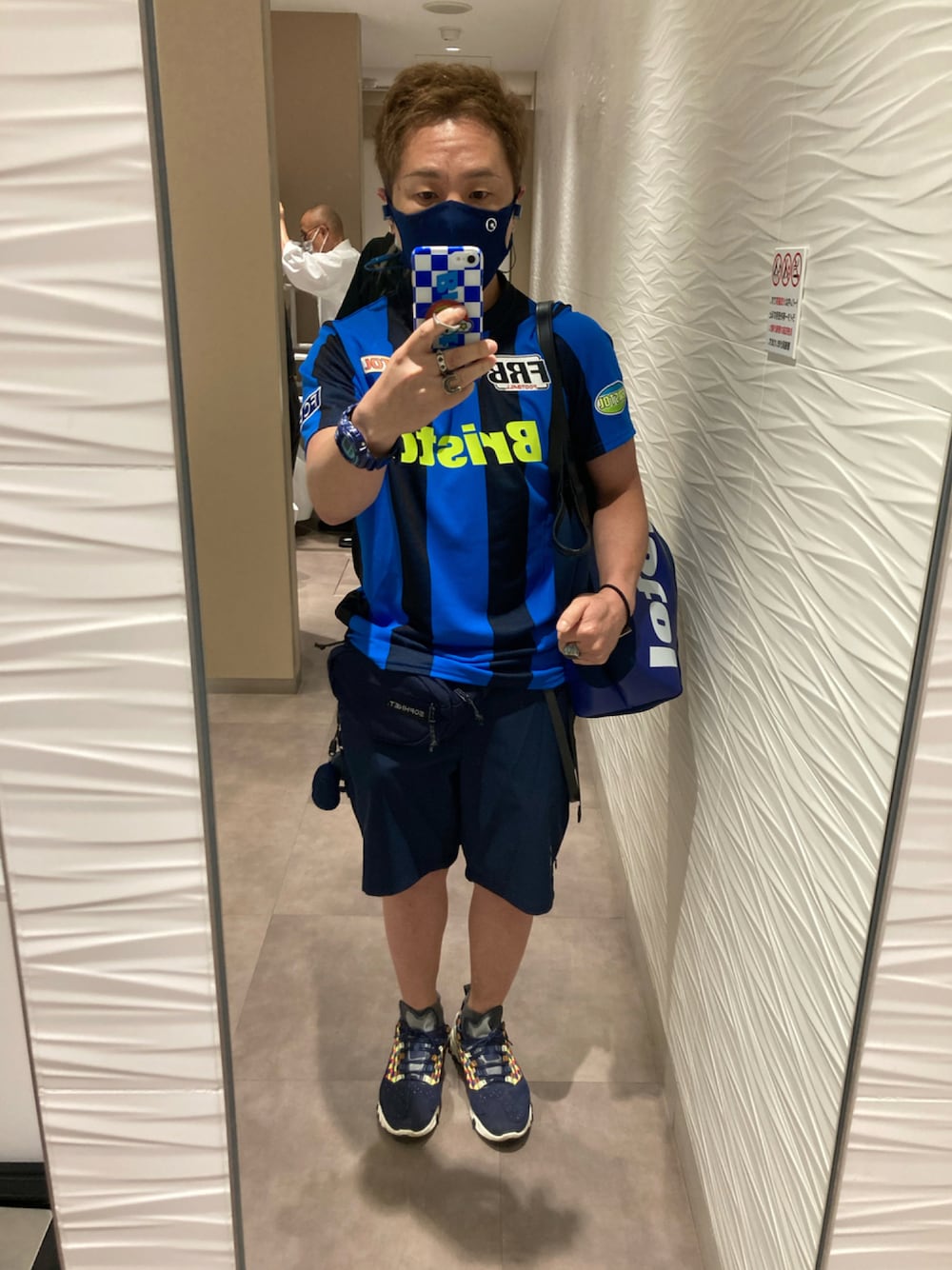 ブラック系のTシャツ/カットソー、ブルー系のトートバッグ、ブルー系のボディバッグ/ウエストポーチを着用したメンズの秋コーディネートの1枚目の写真