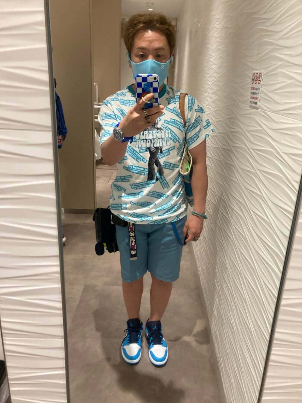 ホワイト系のTシャツ/カットソー、ブルー系のトートバッグ、ブルー系のその他パンツを着用したメンズの夏コーディネートの1枚目の写真