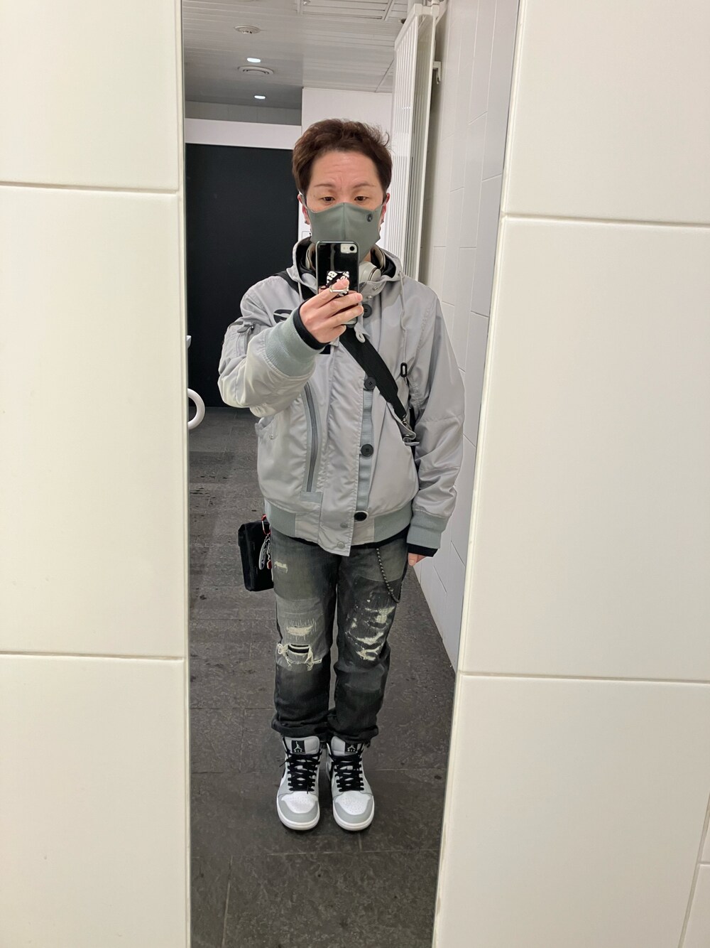 NIKE AIR JORDAN 1 MID 554724-092を使った人気ファッション