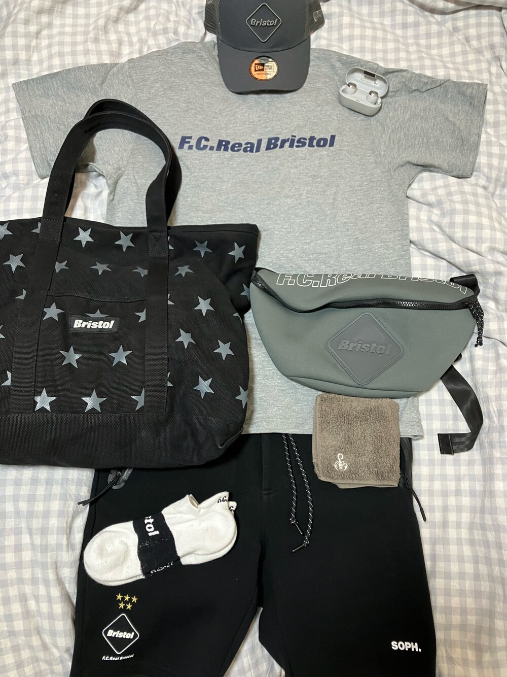 その他のTシャツ/カットソー、ブラック系のトートバッグ、グレー系のボディバッグ/ウエストポーチを着用したメンズの夏コーディネートの1枚目の写真