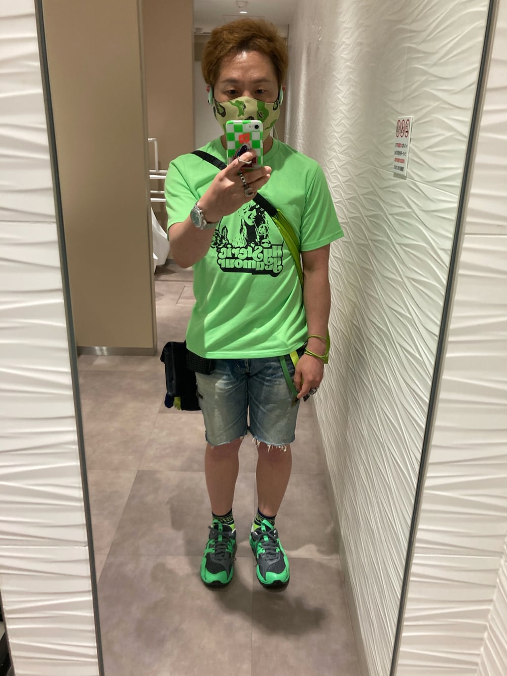 グリーン系のTシャツ/カットソー、グリーン系のトートバッグ、ブルー系のデニムパンツを着用したメンズの夏コーディネートの1枚目の写真