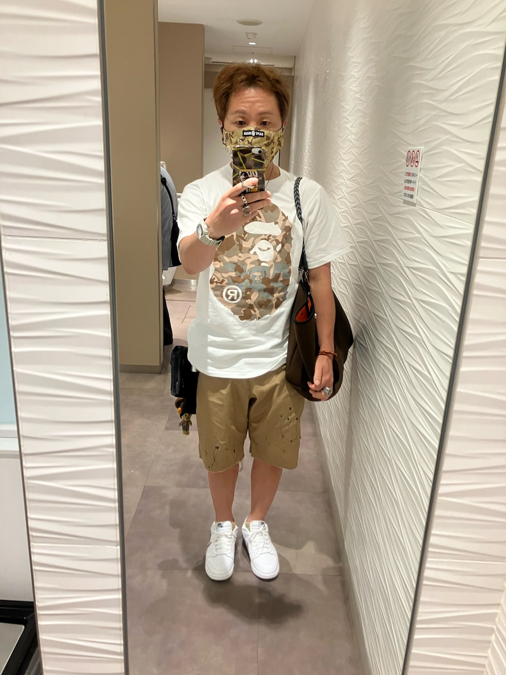 ホワイト系のTシャツ/カットソー、ブラウン系のトートバッグ、ベージュ系のその他パンツを着用したメンズの夏コーディネートの1枚目の写真