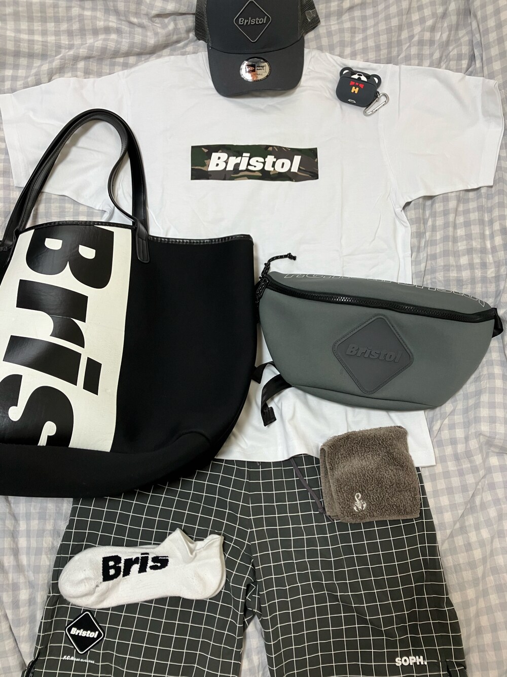 ホワイト系のTシャツ/カットソー、ブラック系のトートバッグ、グレー系のボディバッグ/ウエストポーチを着用したメンズの夏コーディネートの1枚目の写真