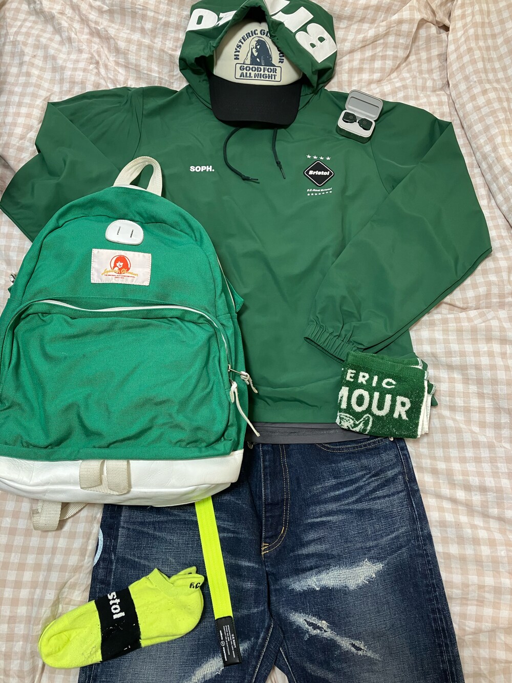 グリーン系のブルゾン、その他のTシャツ/カットソー、グリーン系のバックパック/リュックを着用したメンズの春コーディネートの1枚目の写真