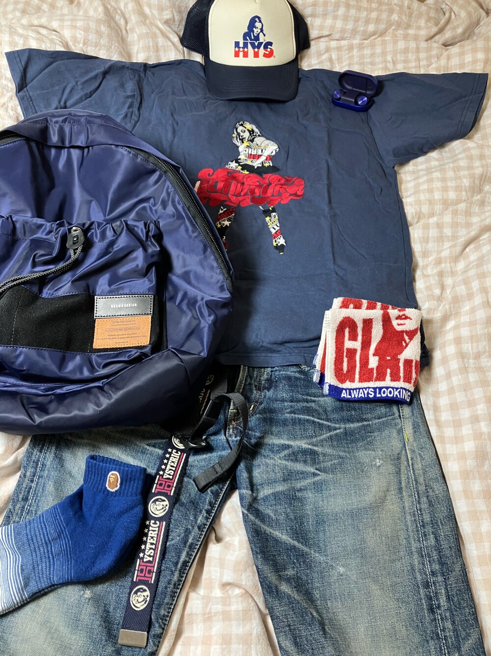 ブルー系のTシャツ/カットソー、ブルー系のバックパック/リュック、ブルー系のデニムパンツを着用したメンズの秋コーディネートの1枚目の写真