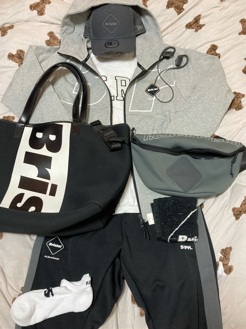「モノトーン、スポーツミックス、ベースボールキャップ、低身長、beats by dr.dre、イヤホン、F.C.Real Bristol、ハンドタオルは手放せない、ジャージ好き、お布団乗せ乗せコーデ、極端な若作り」｜「F.C.Real BristolのRELAX FIT ZIP UP HOODIE（パーカー、グレー系）」を使った、名和 賢悟さん（メンズ・159cm）の秋コーディネートの1枚目の写真