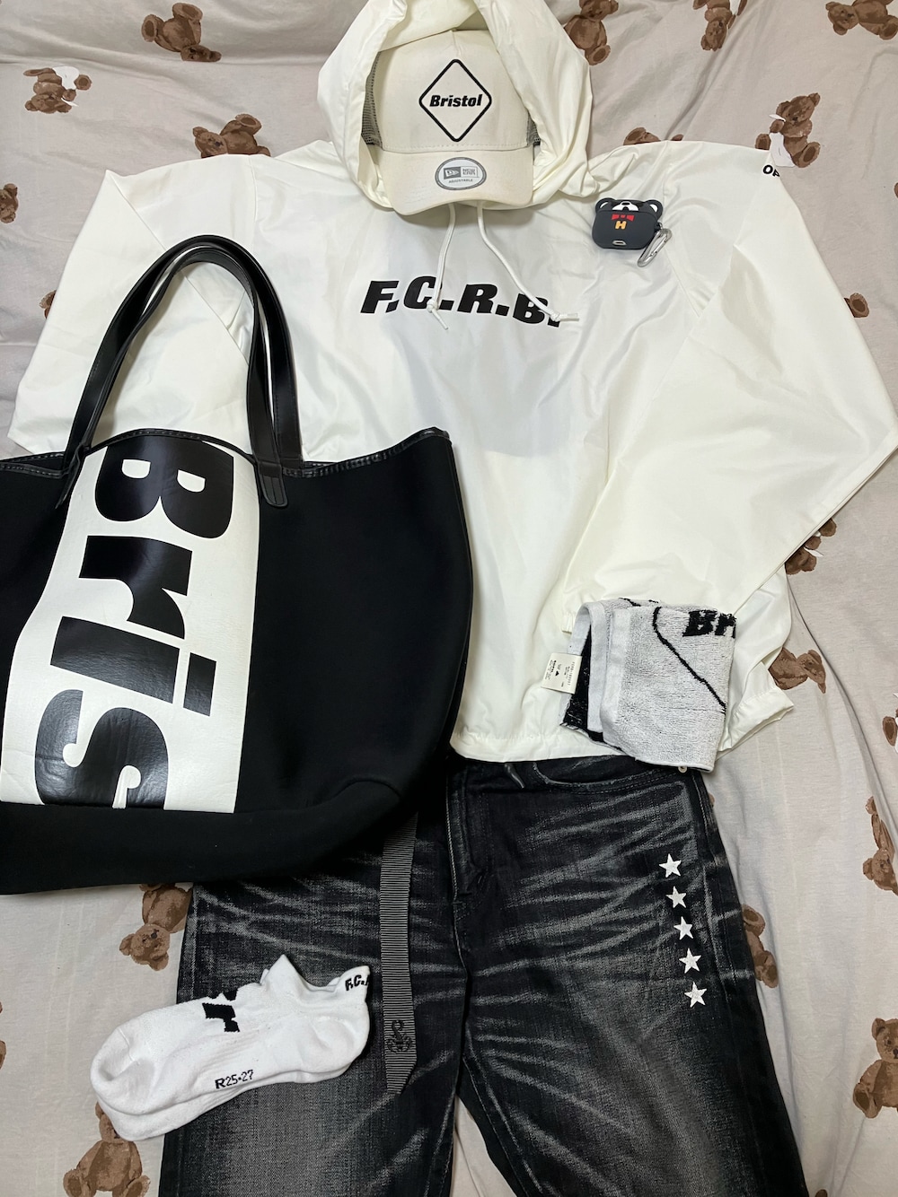 【新品未使用タグ付き】FCRB BACK STRIPE ANORAK F.C.Real Bristol（エフシーレアルブリストル）の「BACK STRIPE