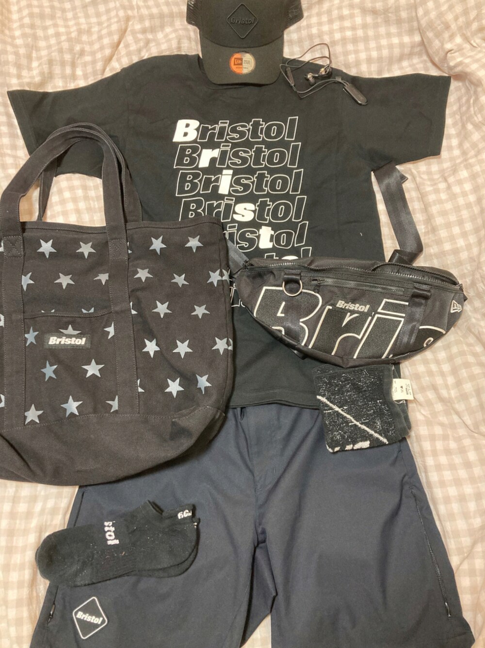 ブラック系のTシャツ/カットソー、ブラック系のトートバッグ、ブラック系のボディバッグ/ウエストポーチを着用したメンズの夏コーディネートの1枚目の写真